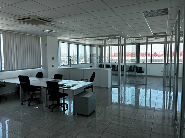 ambiente-lavoro-postazioni-vetrate-imola