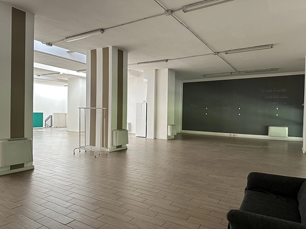 ampio-locale-parete-scura-bologna