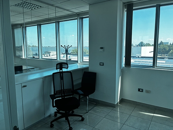 postazione-lavoro-angolare-finestre-imola