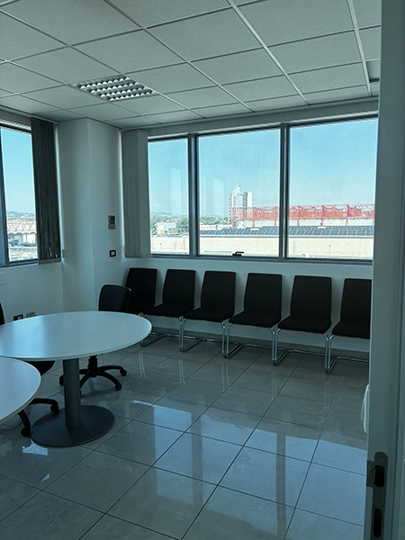 sala-attesa-sedute-finestre-imola