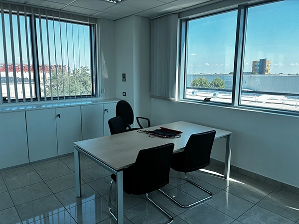 ufficio-privato-scrivania-finestre-imola